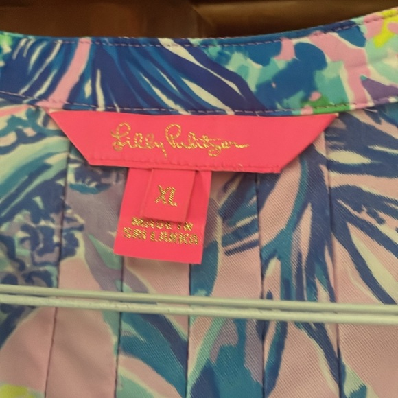 Lilly Pulitzer long sleeve’s  pleated front with gold buttons - Picture 2 of 4